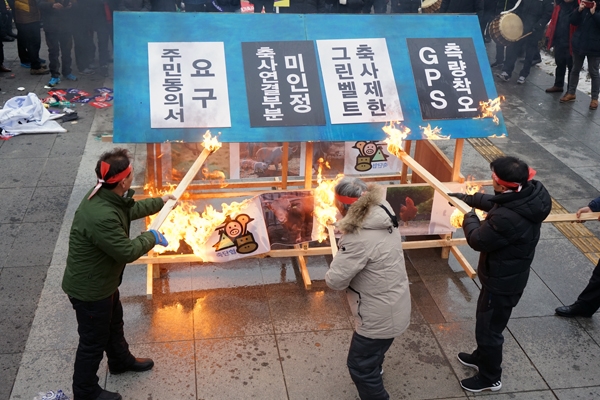 전국축산인 총 궐기대회에서 상징의식으로 모형 축사를 태우고 있다.