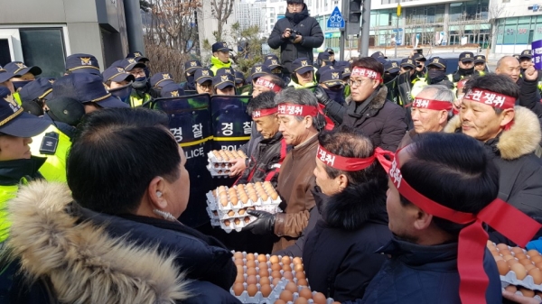 축단협 단체장들과 조합장들이 '국민들의 먹거리를 책임지는 축산농가' 라는 의미의 계란을 환경부에 전달하기 위해 방문하려고 했으나 경찰들의 봉쇄에 진입 막힌채 대치하고 있다.