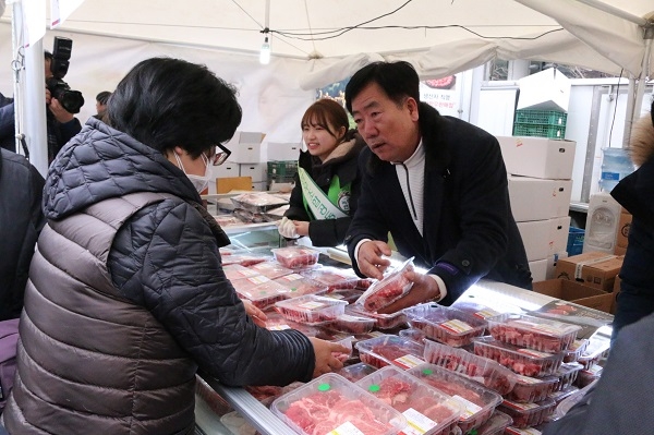 청계광장을 찾은 소비자들에게 한우고기를 판매하고 있는 민경천 위원장.