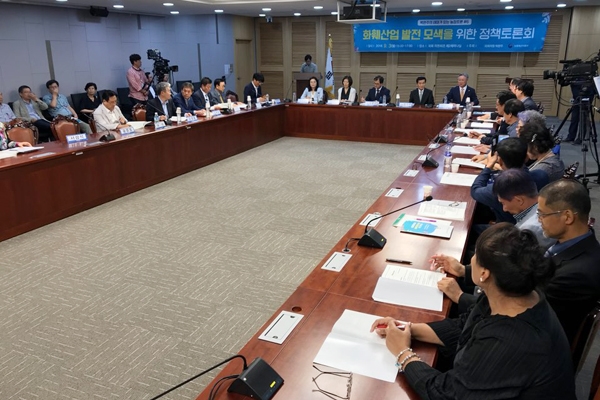지난 3일 국회에서 화훼산업발전 모색을 위한 정책토론회가 열렸다.