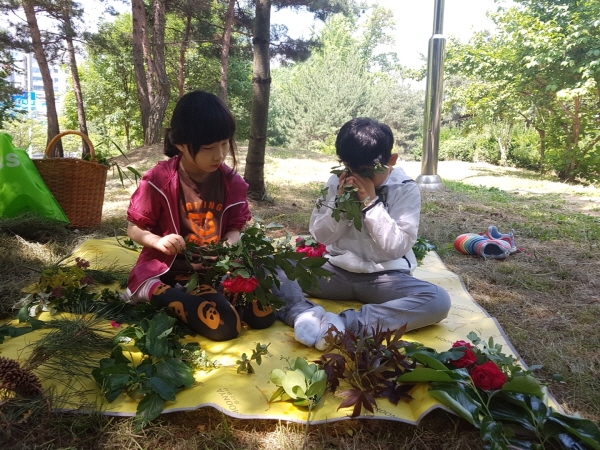 대전맹학교 아이들의 숲체험 활동 모습.