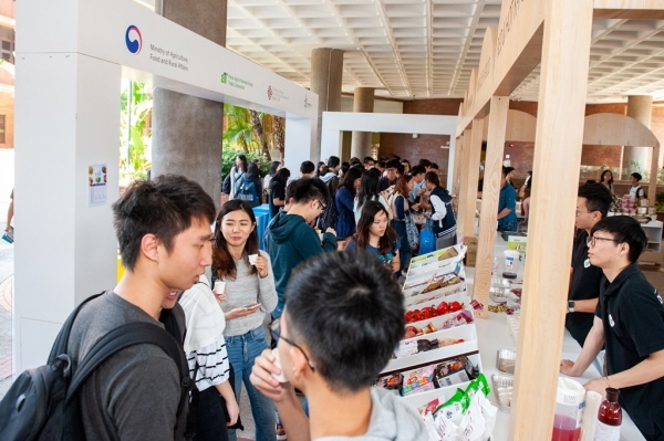 홍콩이공대학교 소비자 체험 홍보 행사에서 한국 농식품을 체험하는 현지 대학생들