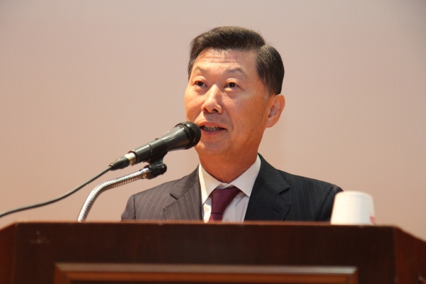 김홍국 하림그룹 회장이 지난 1월 3일 열린 한우협회 OEM 사료 출시 기념식에 참석해 축사하고 있다.