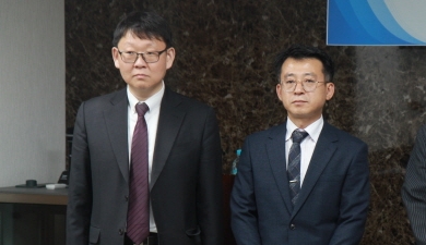 김한종 한우정책연구소 선임연구원(오른쪽)과 한민수 책임연구원.
