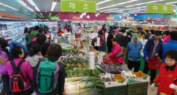 서울 은평구에 소재한 한 중소마트 매장에서 소비자들이 물건을 고르는 모습.