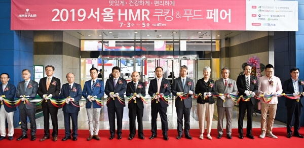 2019 서울 HMR 쿠킹&푸드페어 개막식에서 테이프 커팅이 진행되고 있다.