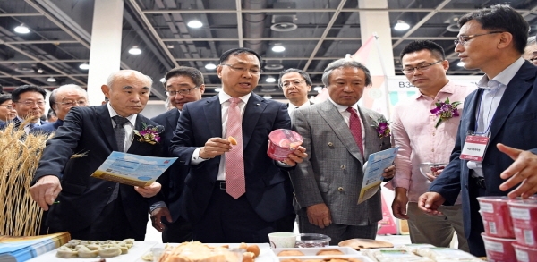 2019 서울 HMR 쿠킹&푸드페어 전시행사에서  aT 신현곤 식품수출이사(사진 왼쪽에서 두 번째)와 관계자들과 전시상품을 살펴보고 있다.
