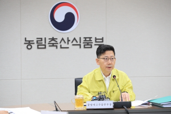 김현수 농식품부 장관이 25일 아프리카돼지열병 방역상황 점검회의를 주재하고 있다.