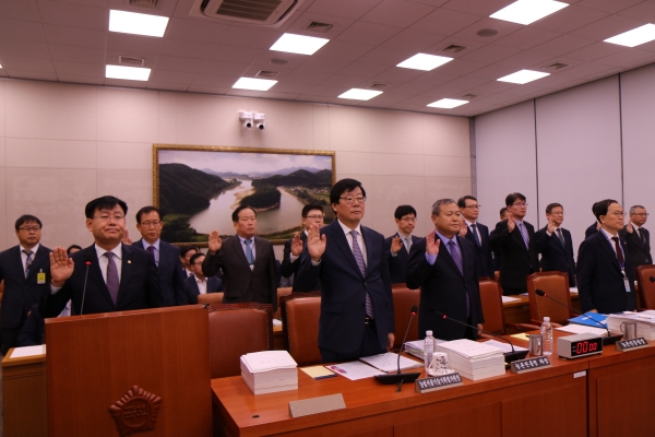 국정감사에 앞서 선서를 하고 있는 김경규 농촌진흥청장(왼쪽 끝).