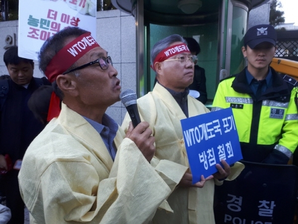 박행덕 전농 의장이 경찰들과 대치하면서 규탄발언을 하고 있다.