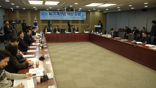 행사를 주최한 박완주 더불어민주당 의원이 개회사를 하고 있다.