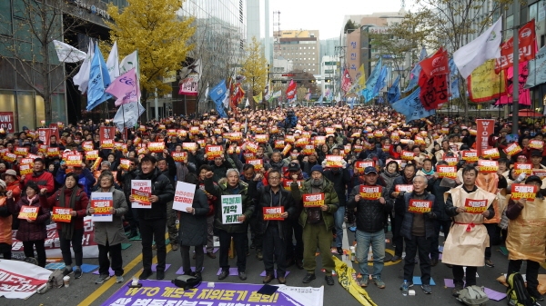 전국에서 올라온 농민 5000여 명이 서울 종로구 르메이에르 앞 거리를 가득 메웠다.