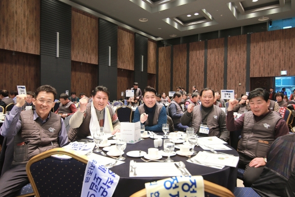 지난해 12월 열린 한우협회 지도자대회에서 장성대 위원장(가운데)과 경북도내 지도자들이 함께 기념촬영을 갖고 파이팅을 외치고 있는 모습.
