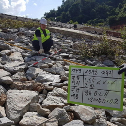 지난해 9월 한국농어촌공사 안전진단사업단 직원들이 라오스 현지에서 시설물에 대한 정밀안전점검을 실시하고 있다.