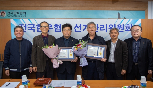 신임 김장주, 김학수 감사(가운데)가 선거관리위원회로부터 당선증을 교부받고 있다.
