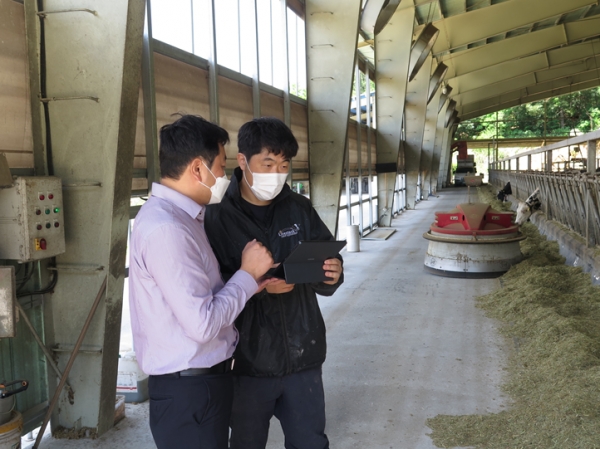 강동구 서부농장 대표가 컨설턴트와 스마트 패드를 보며 농장 상황에 대해 의견을 나누고 있다
