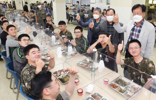 제공된 한우 불고기 메뉴로 식사하는 9사단 용사들과 군 생활을 격려하는 전국한우협회 김삼주 회장(가운데), 한우자조금 민경천 관리위원장(오른쪽 끝)