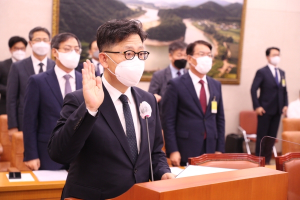 김현수 농림축산식품부 장관이 지난 10월 5일 국정감사에서 선서하고 있다.