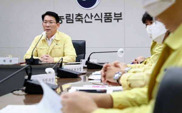 김인중 차관이 시도 축산담당 공무원들과 낙농제도 개편 관련 긴급회의를 주제하고 있다.