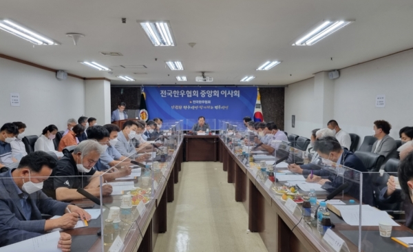 지난 7월 21일 축산회관 지하 회의실에서 열린 한우협회 이사회에서 김삼주 회장이 인사말을 하고 있다.