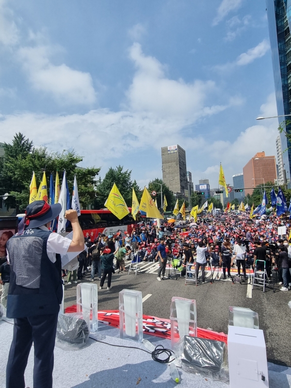 지난 8월 11일 서울역 앞에서 열린 축산인 총 궐기대회 진행 전경 모습.