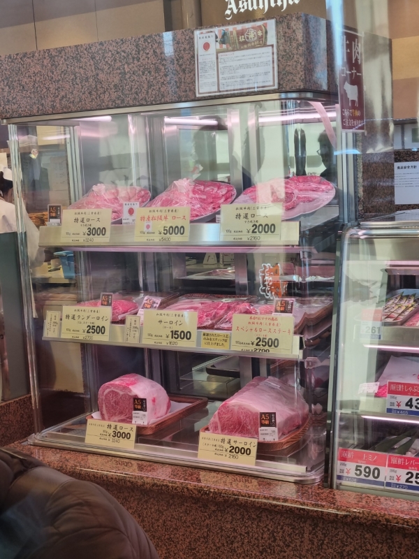 아사히야 본점의 내부 판매장 모습. 특산 마쯔사카우의 경우 100g당 가격이 5천엔에 판매되고 있다.