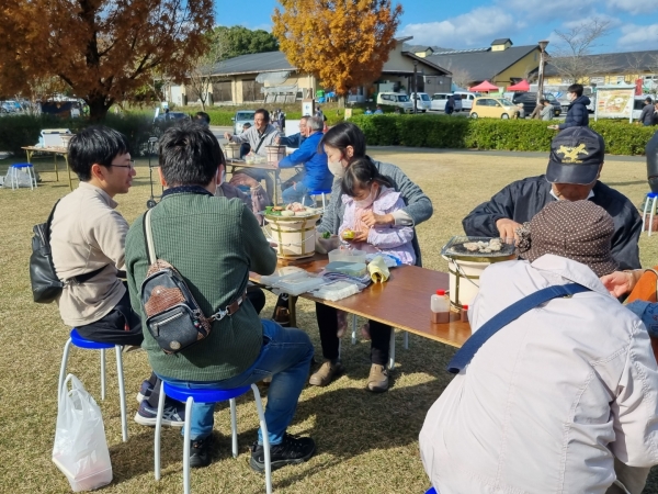 공진회가 열린 마쯔사카농업공원 벨 팜(松坂農業公園)에서 마쯔사카 소고기 숯불구이를 즐기고 있는 방문객들.