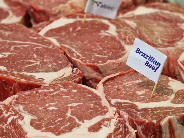 미국의 쇠고기 생산량과 수출량이 감소한 가운데 브라질산 쇠고기가 쇠고기 시장을 선도하고 있다.