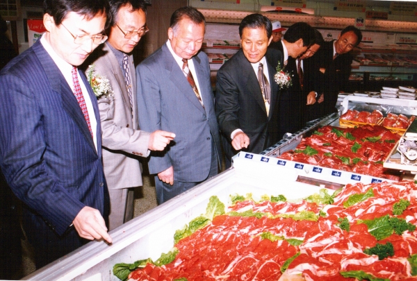 1999년 제4회 대회 출품축들의 판매가 열린 축협중앙회 가락동 공판장에서 관계자들의 모습.