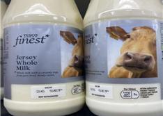 영국 최대 할인매장이 저지종 최고급 우유병에 건지종 사진을 넣어 혼란을 야기했다