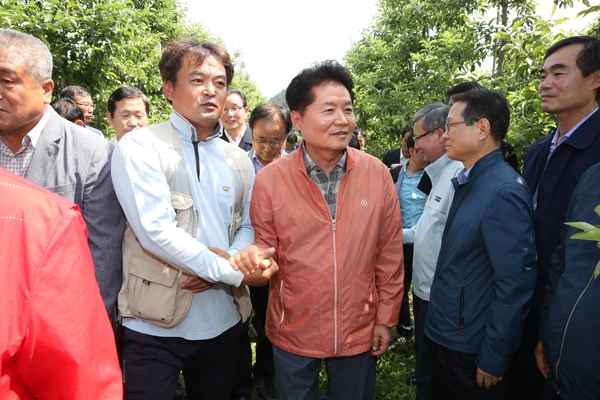 김병원 회장이 과수농가를 방문해 격려하고 있다.