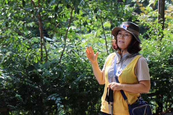 안상숲 숲해설가가 아이들에게 신라시대 문화에 대해 설명하고 있다.