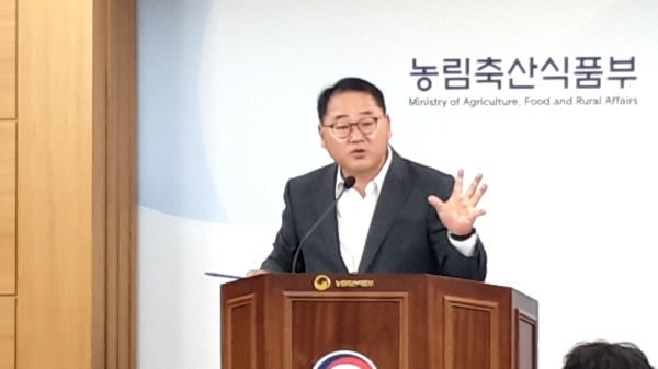 김종훈 농식품부 기획조정실장이 지난 28일 정부세종청사 농식품부 기자실에서 예산과 관련해 브리핑을 하고 있다.