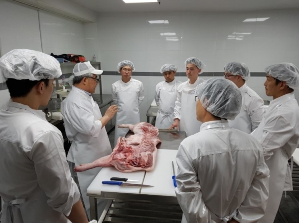 돼지정형 및 육가공품을 배울수 있는 훔메마이스터슐레의 돼지 가공 교육장면.