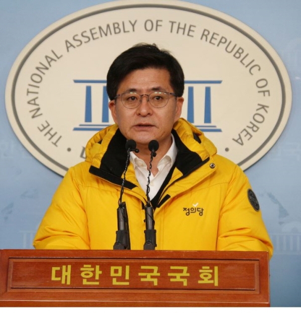박원석 정의당 정책위원회 의장이 공약을 발표하고 있다.