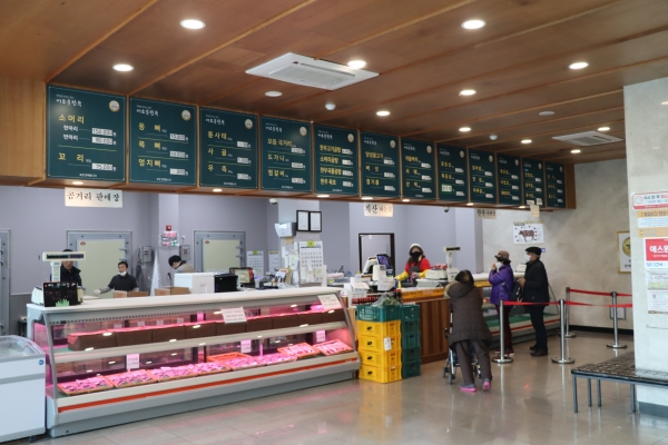 이로운한우의 가공장 및 부산물 매대(왼쪽)와 한우고기 판매장 모습(오른쪽), 이곳에서 한우를 구매한뒤 별도로 마련된 식당에서 상차림 비용과 함께 한우를 즐길 수 있다.
