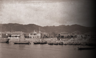 개항 당시였던 메이지시대(1868년~1912년)의 고베시 풍경(사진: 고베 시립 박물관)
