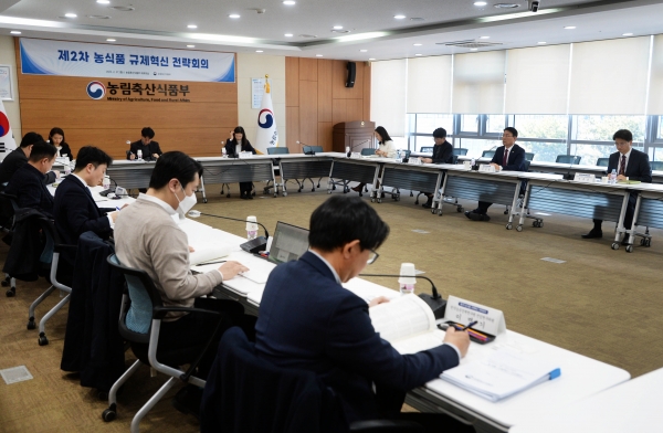 김인중 농식품부 차관이 농식품 규제혁신전략회의를 주제하고 있다.
