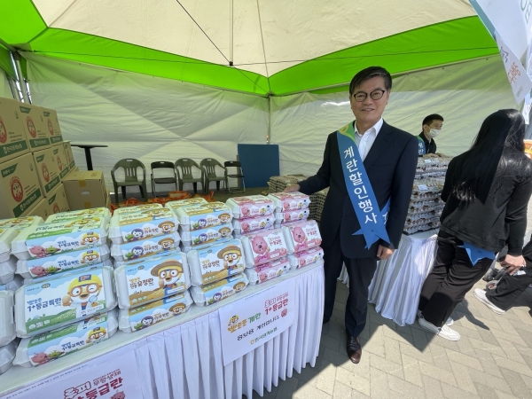 지난 5월 대한민국 축산대전에 정성진 조합장이 직접 참석, 한국양계농협의 계란을 홍보했다