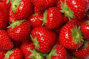 “봄내음 물씬~ 제철 맞은 딸기로 건강 챙기세요!”