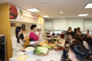 농수산식품공사, 외국인 김치 담그기 체험 진행