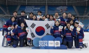 한국여자아이스하키 첫 은메달...한돈자조금 2년 연속 후원 결실 맺어