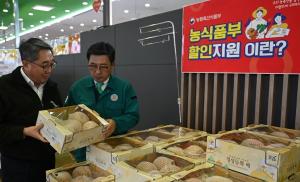 김춘진 사장, 하나로마트 양재점 방문